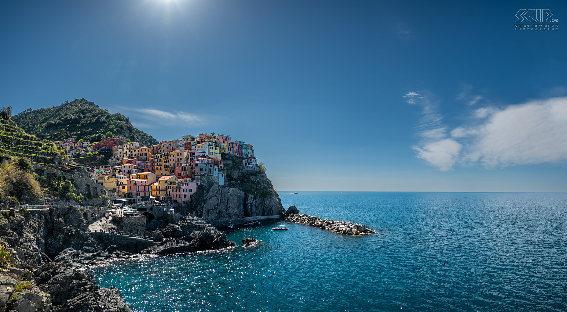 Manarola Manarola is gebouwd op een hoge rots 70 meter boven de zeespiegel. Dit prachtige dorpje van Cinque Terre  heeft een kleine haven met een boothelling, smalle straatjes pittoreske veelkleurige huizen met uitzicht op zee en heel wat visrestaurants. Stefan Cruysberghs